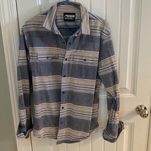 Mountain khakis large shirt, relaxed, fit button snaps